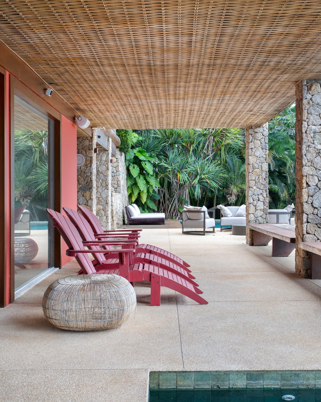 Casa de praia em Angra dos Reis é renovada para acompanhar nova fase da família