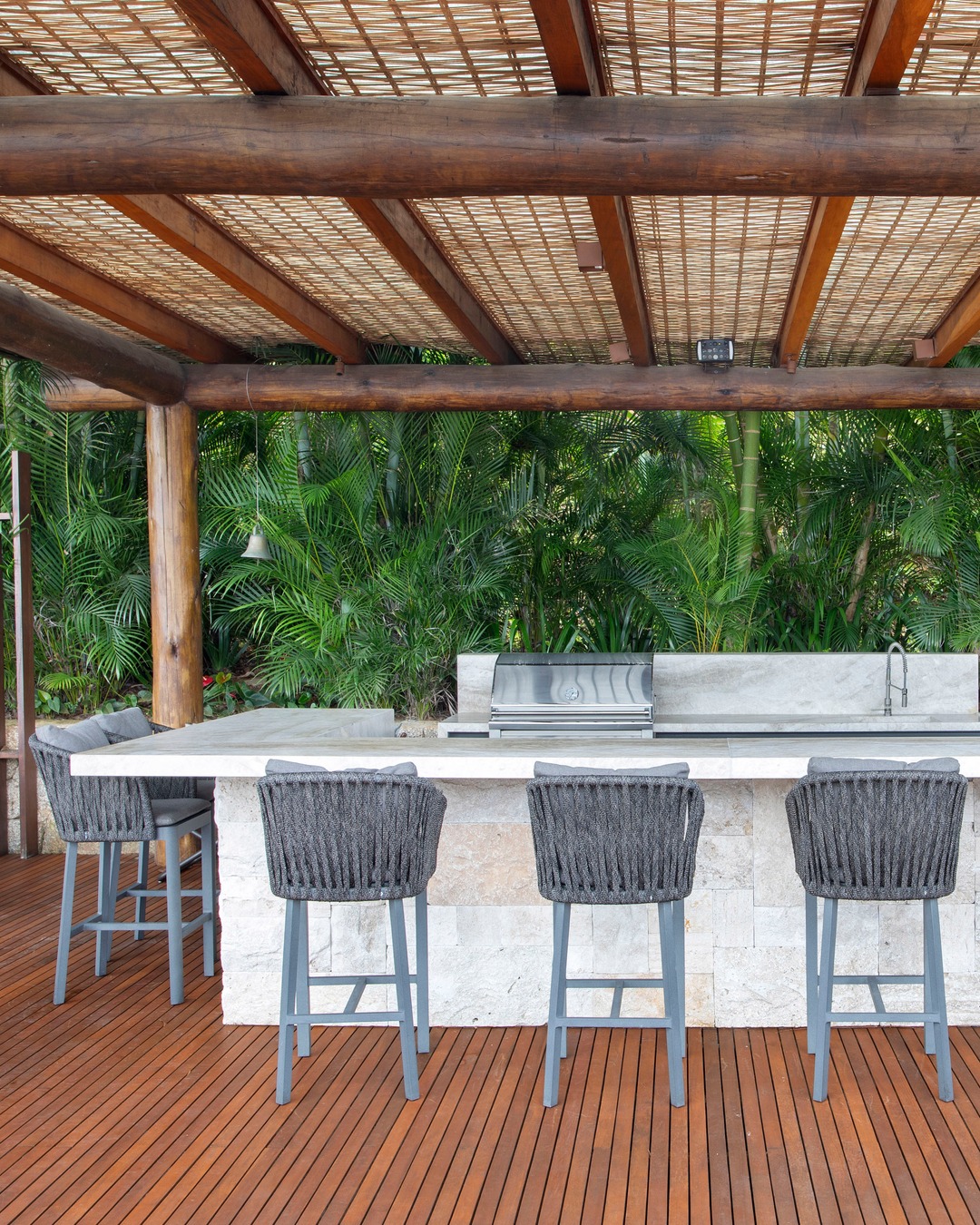 Casa de praia em Angra dos Reis é renovada para acompanhar nova fase da família