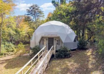 Casa em formato de cúpula desafia o óbvio e cria interiores que parecem de outro mundo