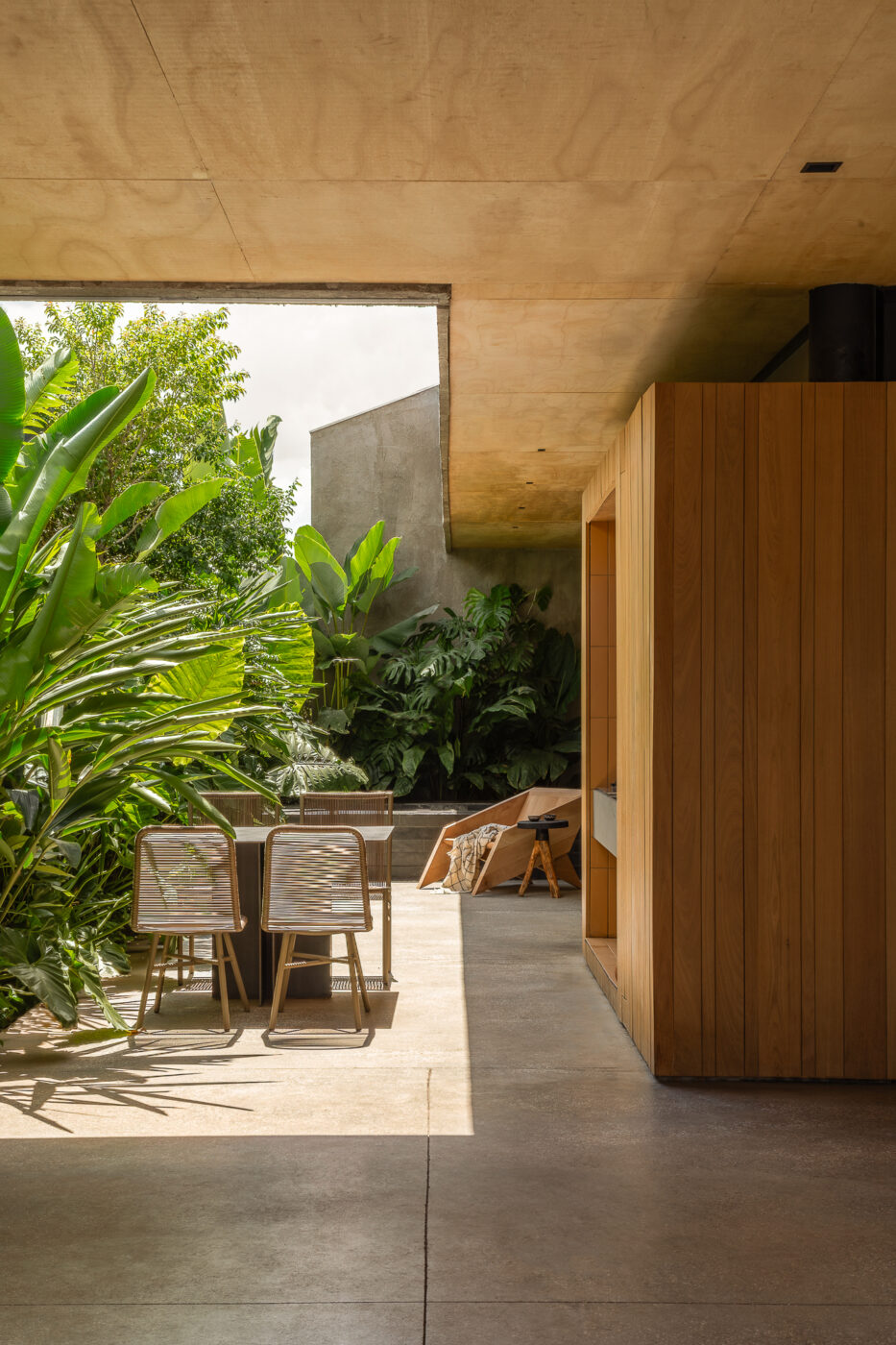 Jardim de 60 cm redefine arquitetura e transforma casa urbana em refúgio natural