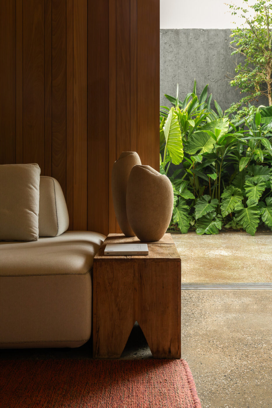 Jardim de 60 cm redefine arquitetura e transforma casa urbana em refúgio natural