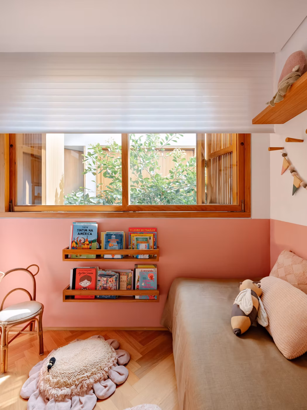 Casa em vila com estilo industrial transforma lote estreito em refúgio urbano integrado ao verde