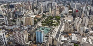 Centro de Curitiba lidera aluguel residencial e comercial; veja como mobiliar os apês pequenos que dominam a procura no bairro
