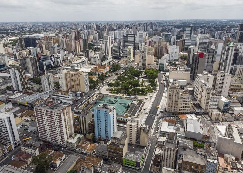 Centro de Curitiba lidera aluguel residencial e comercial; veja como mobiliar os apês pequenos que dominam a procura no bairro