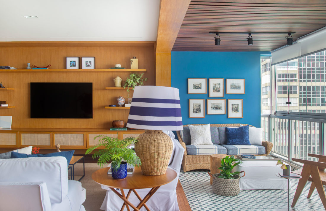 Entre o azul do mar e a memória, um apartamento carioca ganha nova vida