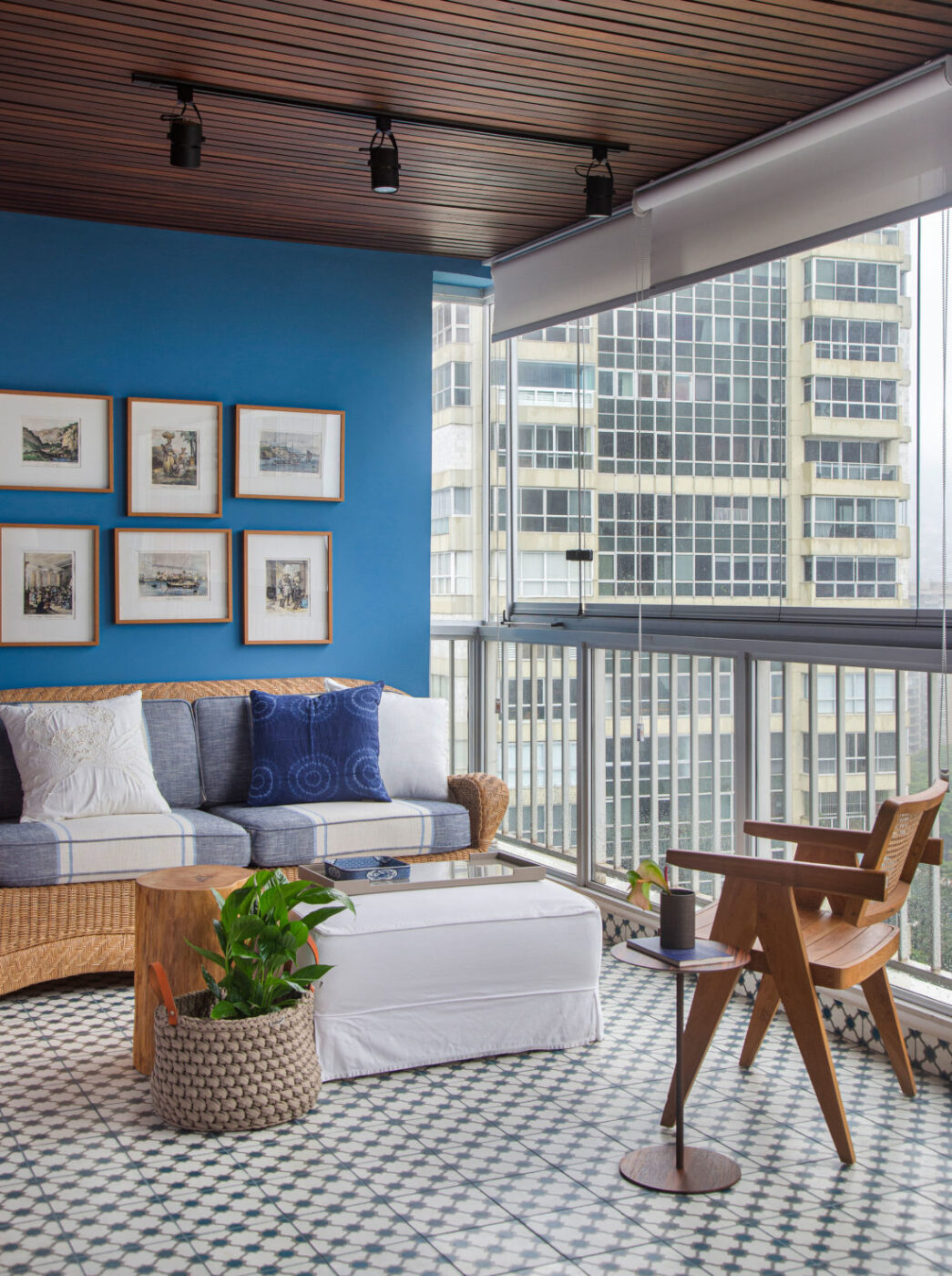 Entre o azul do mar e a memória, um apartamento carioca ganha nova vida