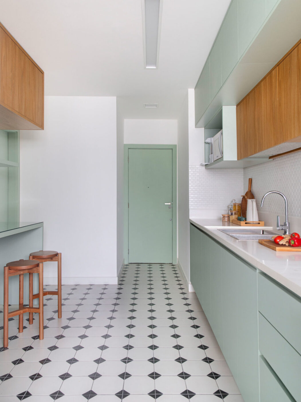 Entre o azul do mar e a memória, um apartamento carioca ganha nova vida