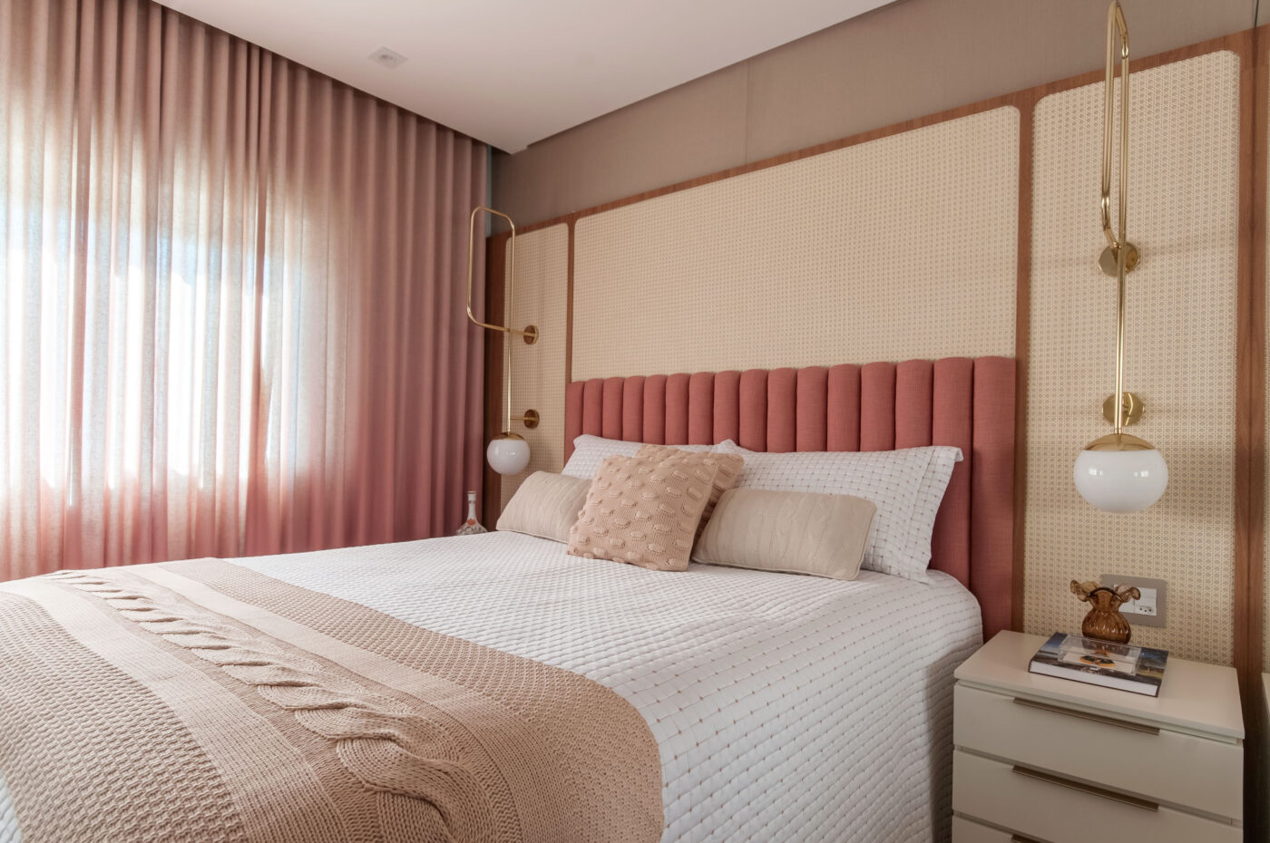 Cortineiros: o detalhe silencioso que muda a leitura do ambiente