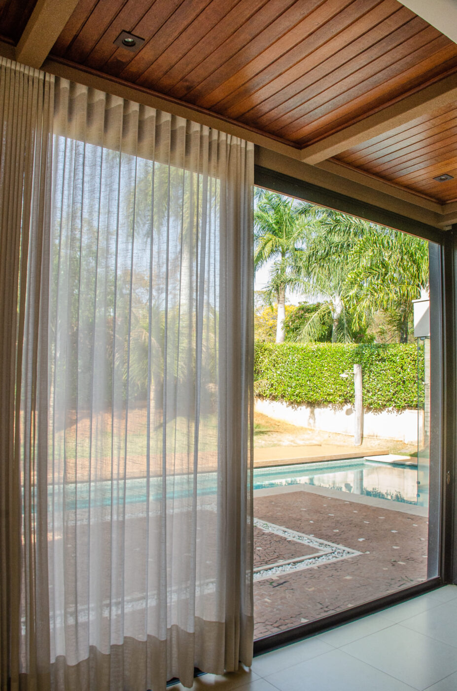 Cortineiros: o detalhe silencioso que muda a leitura do ambiente