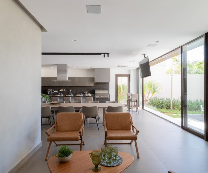 Couro no décor de interiores: o material que está redefinindo o conceito de elegância contemporânea