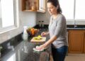 Granito na cozinha: cuidados essenciais para manter a bancada impecável por anos