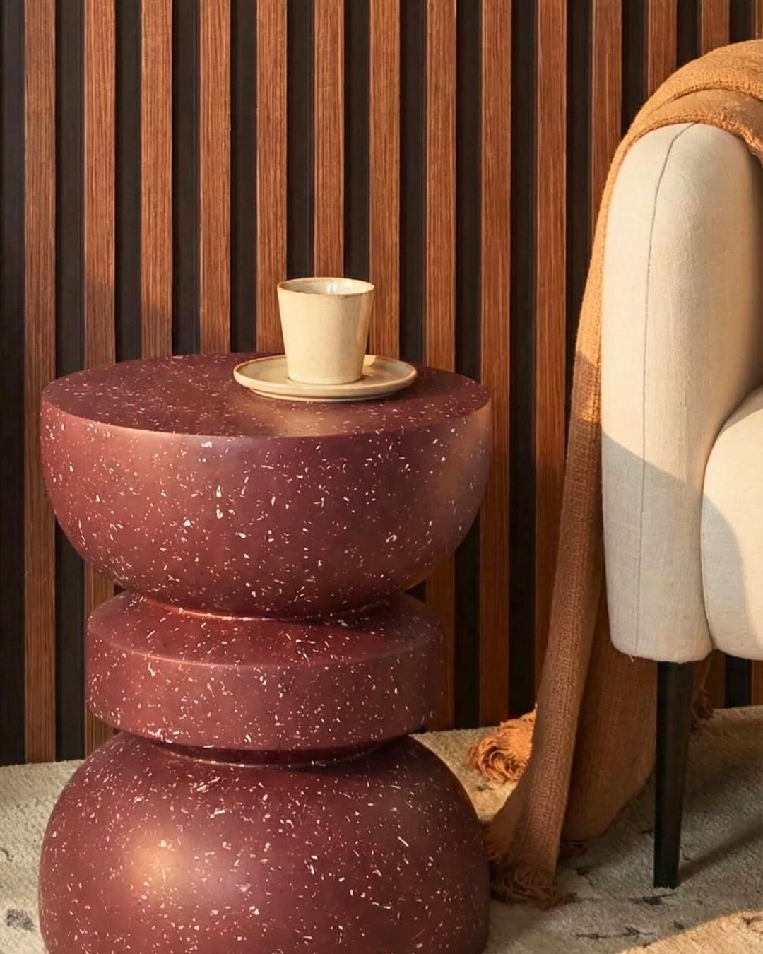 Earthy Vibrancy na decoração: a combinação de cores e materiais que acalma a mente