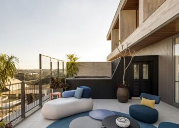 Dúplex de 160 m² revela como arquitetura silenciosa pode transformar o morar em experiência afetiva