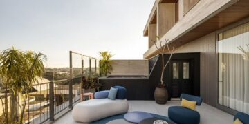 Dúplex de 160 m² revela como arquitetura silenciosa pode transformar o morar em experiência afetiva