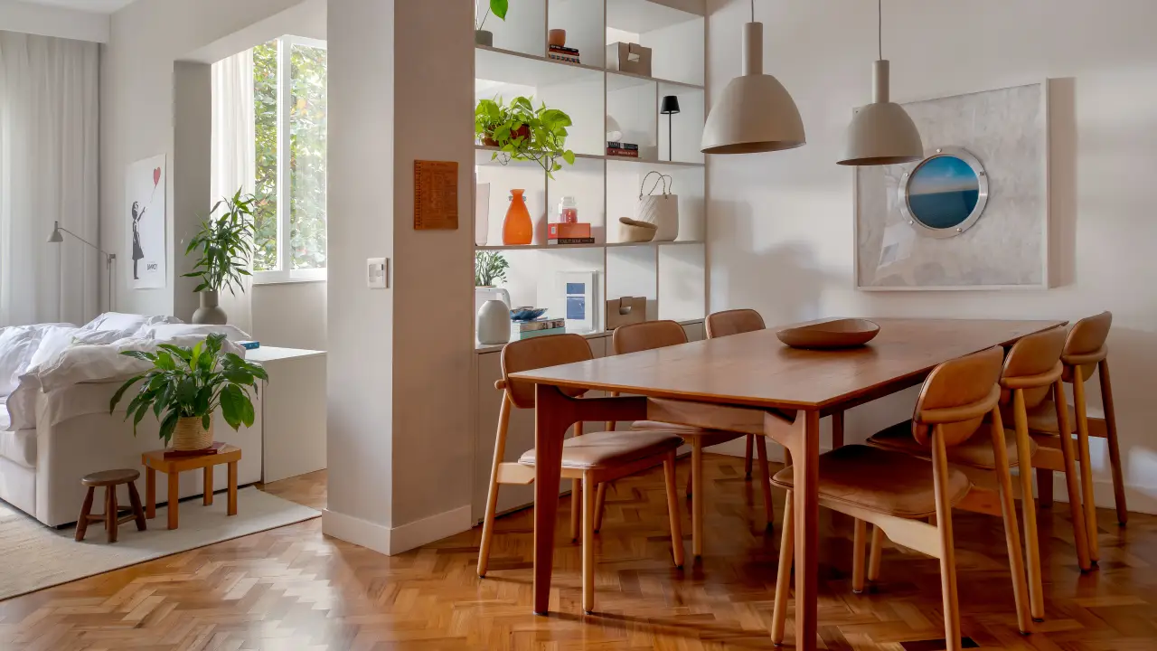 Estante vazada como elemento-chave na organização dos ambientes