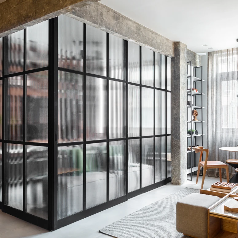 Loft contemporâneo em Copacabana revela estética industrial e vida cosmopolita em 180 m²