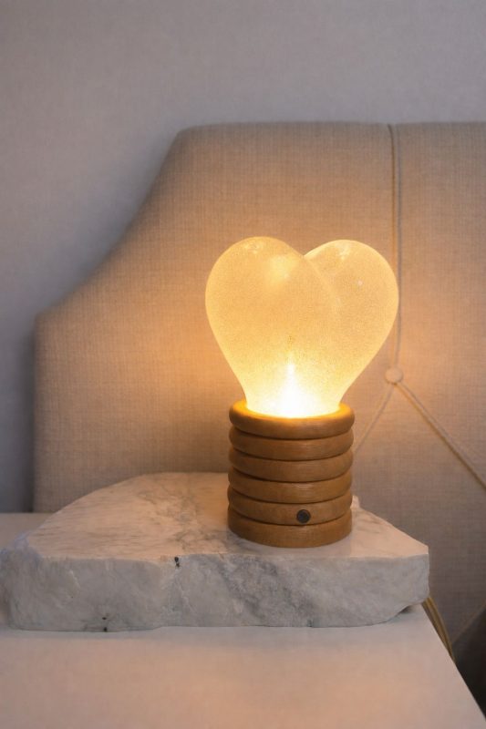 Adeus, Velas? Conheça a Luminária Brasileira que Recria a Chama Natural com Cristal e Tecnologia Fotoluminescente