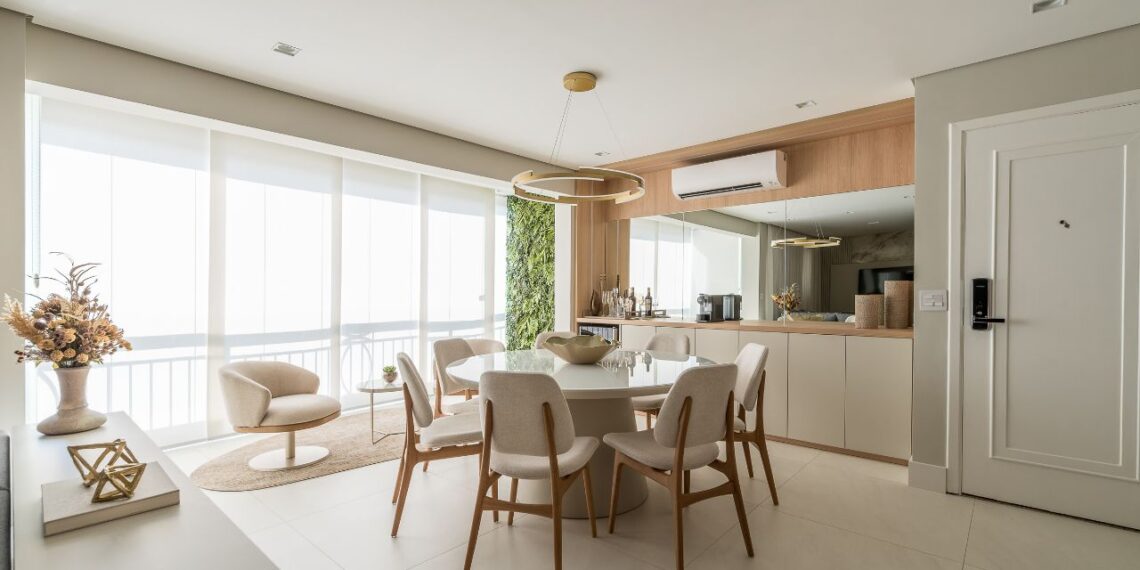 “Mesas redondas e ovais são as mais indicadas para ambientes compactos”, orienta a arquiteta Cinthia Claro, assim como ela considerou na execução do projeto acima | Foto: Erika Waldmann