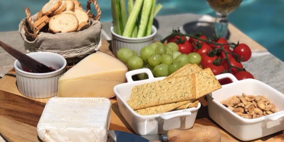 Mesa posta à beira da piscina: ideias práticas para transformar o verão em momentos inesquecíveis