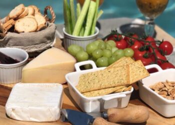 Mesa posta à beira da piscina: ideias práticas para transformar o verão em momentos inesquecíveis