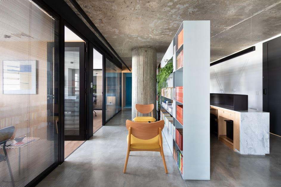 Modernidade arrojada é apenas uma das razões para adotar as estantes de serralheria nos projetos de interiores