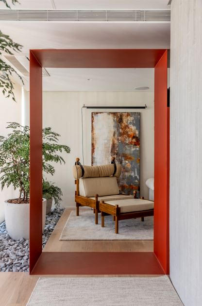 Modernidade arrojada é apenas uma das razões para adotar as estantes de serralheria nos projetos de interiores