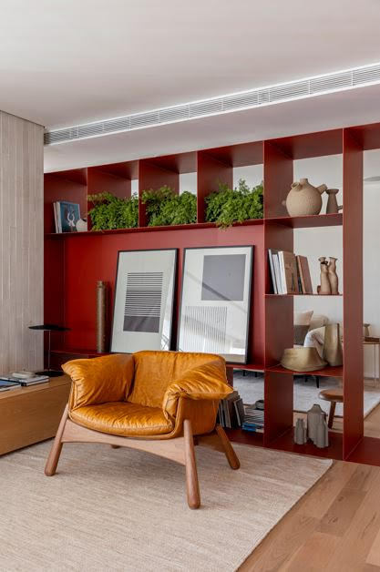 Modernidade arrojada é apenas uma das razões para adotar as estantes de serralheria nos projetos de interiores