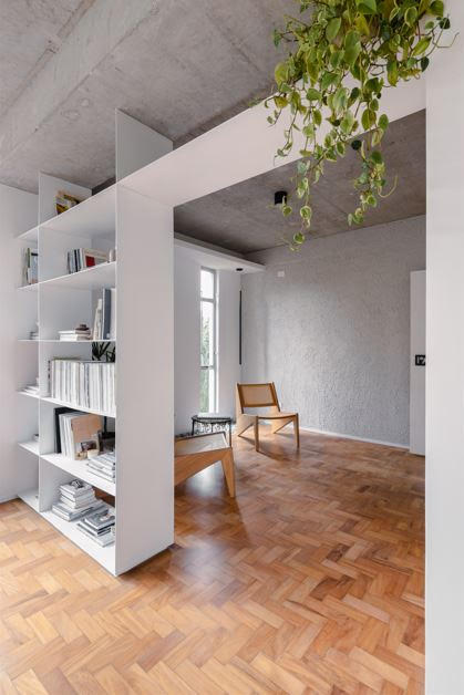 Modernidade arrojada é apenas uma das razões para adotar as estantes de serralheria nos projetos de interiores