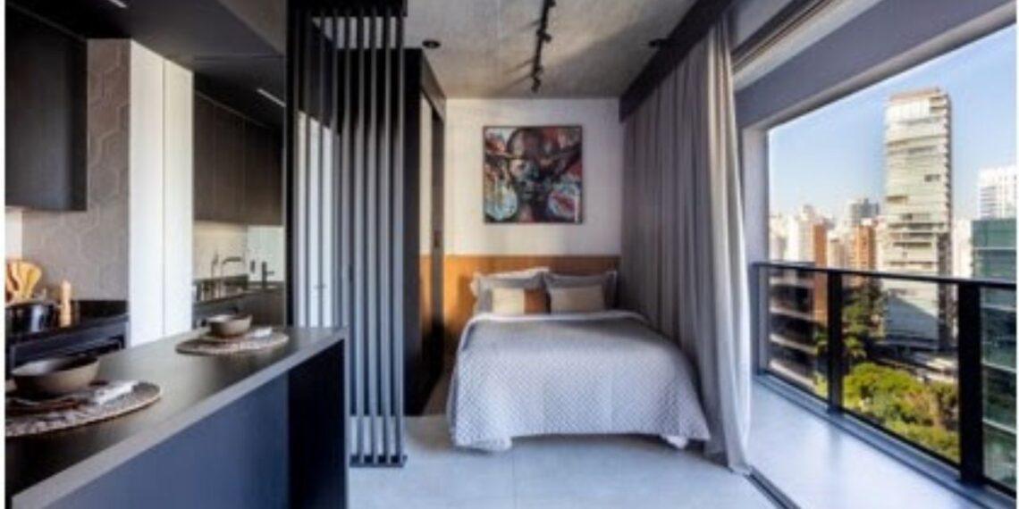 Neste projeto assinado pelas arquitetas Natália de Souza e Jociane Mendes, o morador pediu que esse studio de 35m² fosse desenvolvido por inteiro, dos revestimentos ao mobiliário, passando pela decoração e o enxoval | Projeto: ResiliArt Arquitetura | Foto: Kelly Queiroz