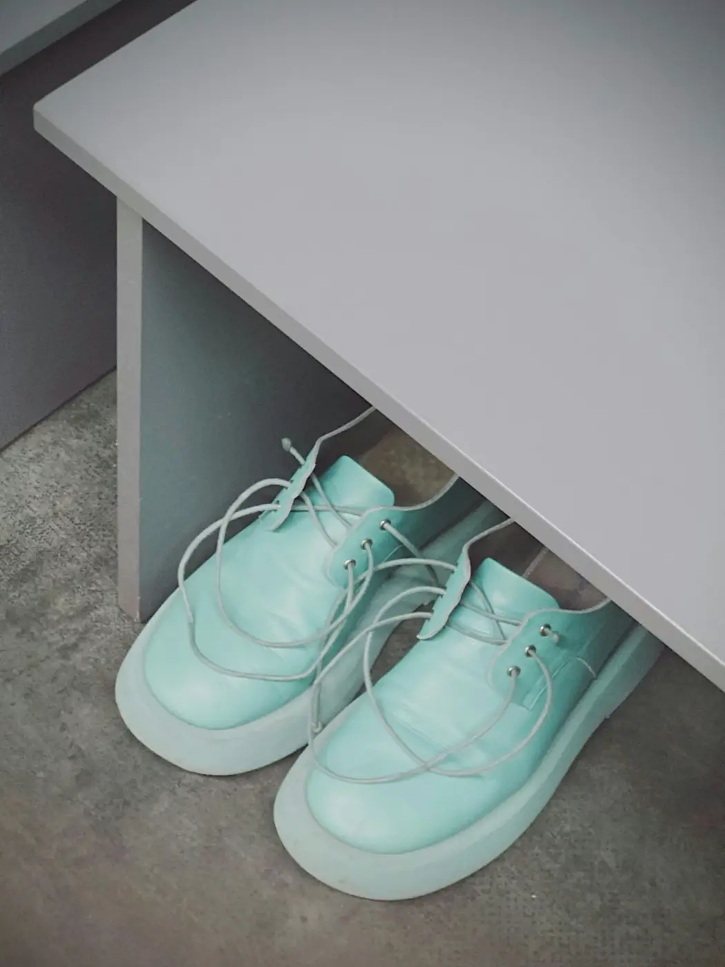 Você está organizando sapatos do jeito errado — e isso pode estar roubando espaço da sua casa