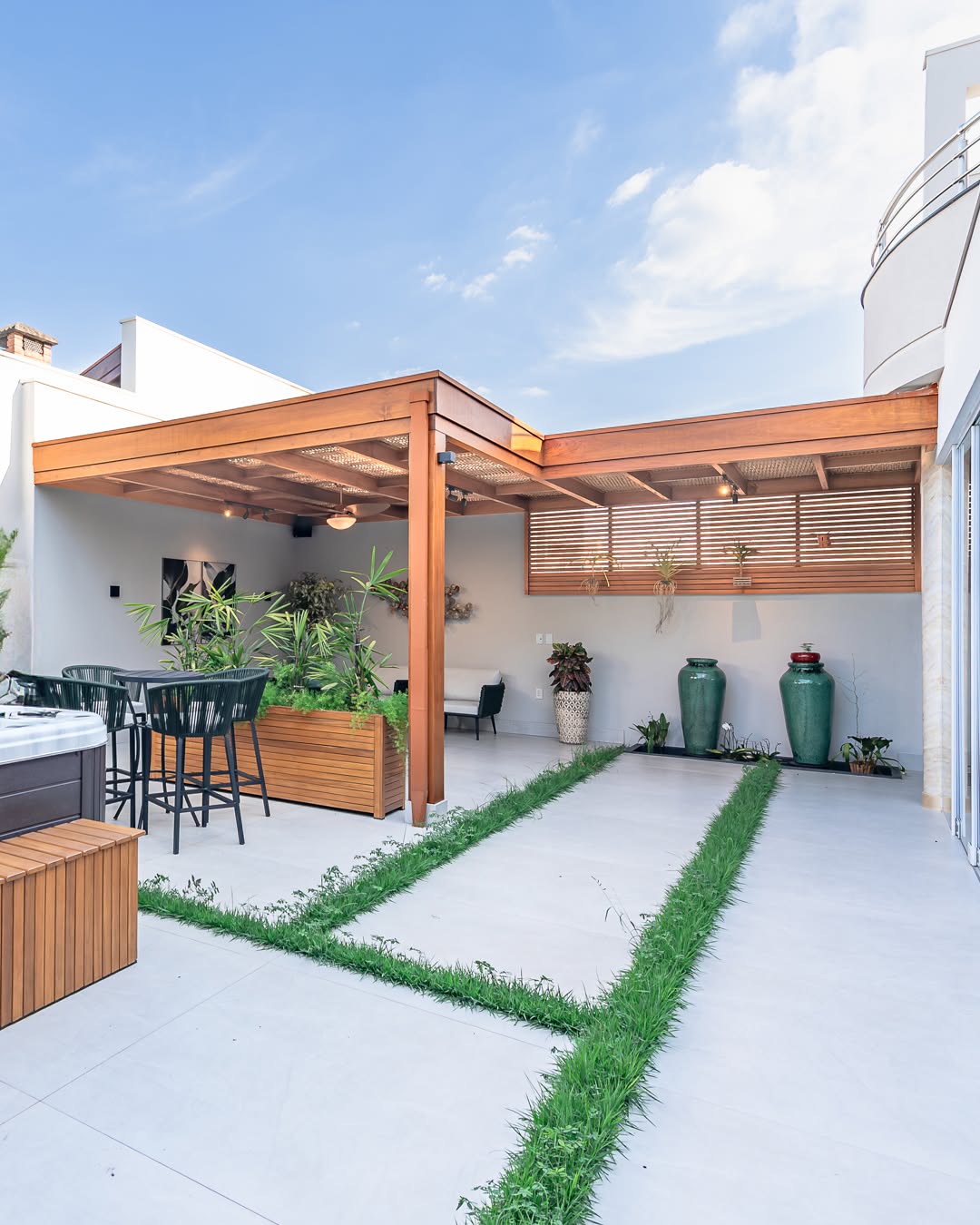 6 Projetos de áreas externas que revelam o poder do pergolado na arquitetura contemporânea