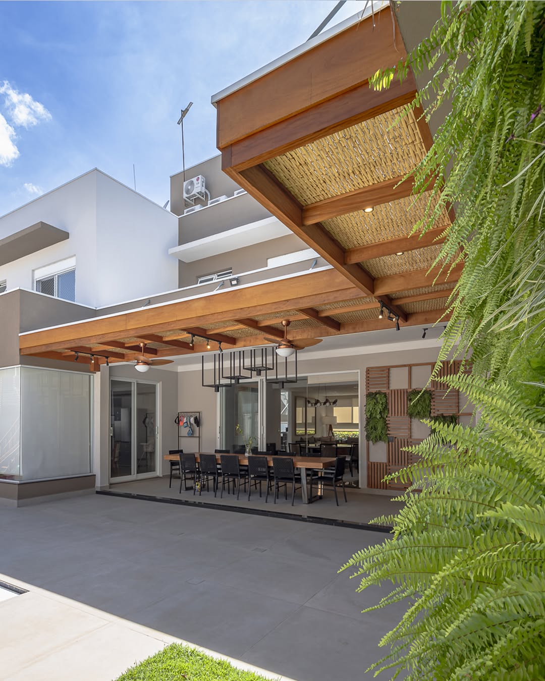 6 Projetos de áreas externas que revelam o poder do pergolado na arquitetura contemporânea