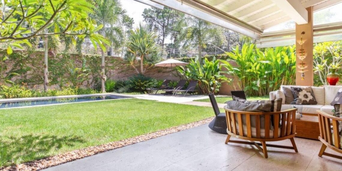 Escolher o piso certo transforma o pátio ou o quintal do lar em um espaço bonito, seguro e resistente, pensado para acompanhar o ritmo de vida dos moradores | Projeto Dantas & Passos Arquitetura | Foto: Maura Mello