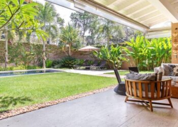 Escolher o piso certo transforma o pátio ou o quintal do lar em um espaço bonito, seguro e resistente, pensado para acompanhar o ritmo de vida dos moradores | Projeto Dantas & Passos Arquitetura | Foto: Maura Mello