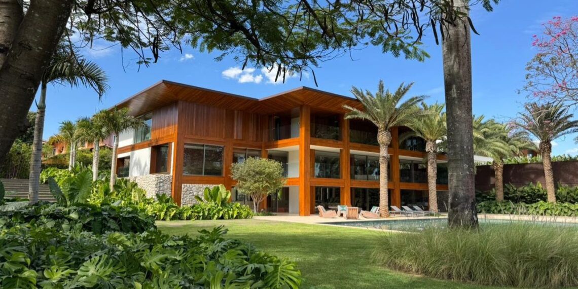 Mudanças na frequência e no horário das regas são boas alternativas para manter as áreas verdes sempre belas | Projeto de paisagismo: Depieri Paisagismo | Projeto de arquitetura: Valeria Gontijo e Ilgner Martins | Foto: Divulgação