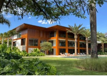 Mudanças na frequência e no horário das regas são boas alternativas para manter as áreas verdes sempre belas | Projeto de paisagismo: Depieri Paisagismo | Projeto de arquitetura: Valeria Gontijo e Ilgner Martins | Foto: Divulgação