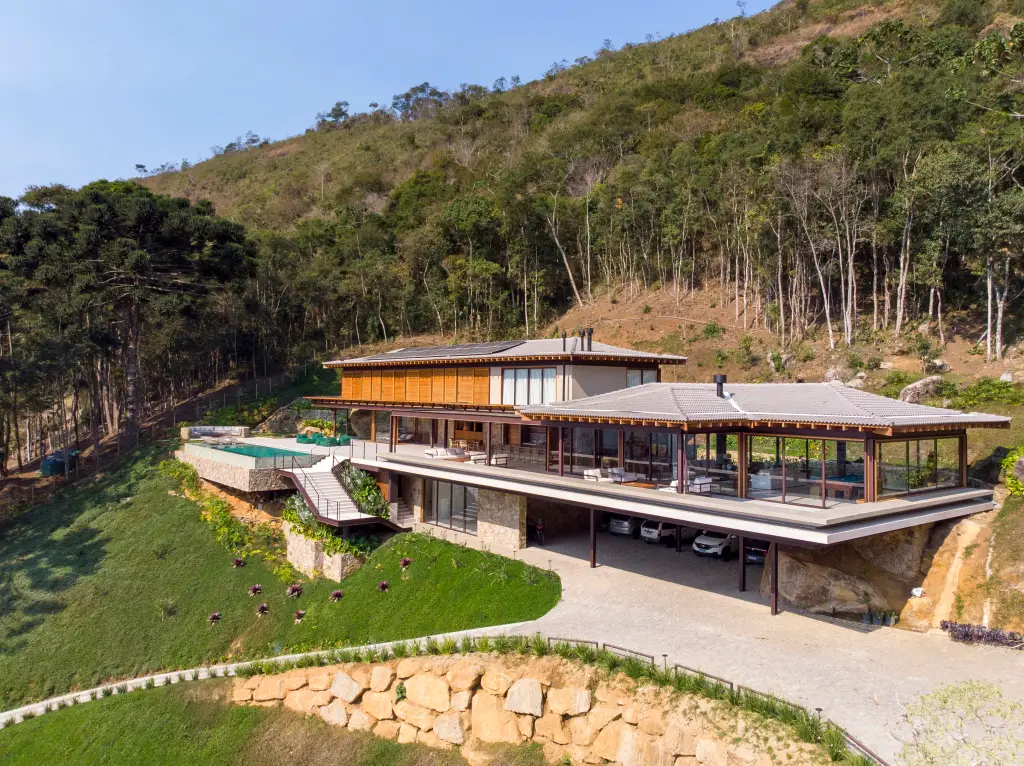 Casa em Itaipava: a residência que se molda ao relevo e abraça a floresta