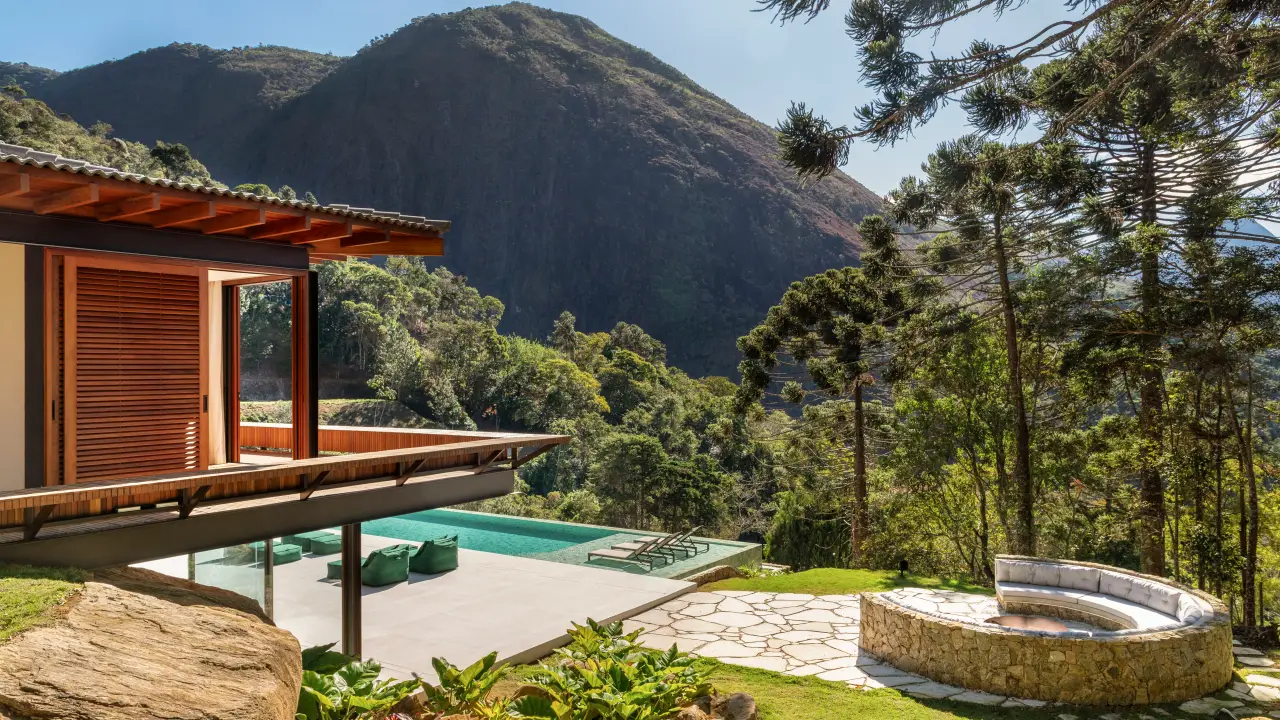 Casa em Itaipava: a residência que se molda ao relevo e abraça a floresta