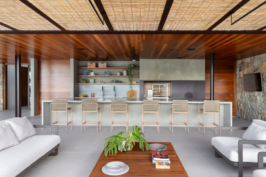 Casa em Itaipava: a residência que se molda ao relevo e abraça a floresta