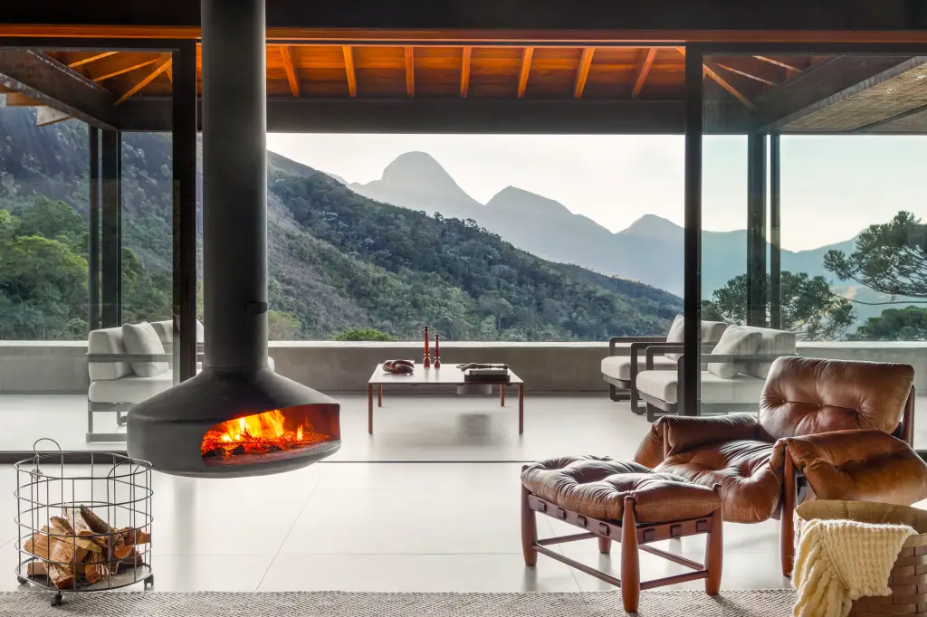 Casa em Itaipava: a residência que se molda ao relevo e abraça a floresta