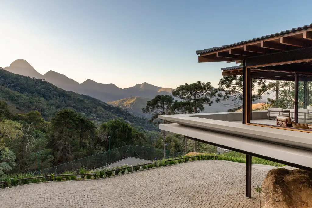 Casa em Itaipava: a residência que se molda ao relevo e abraça a floresta