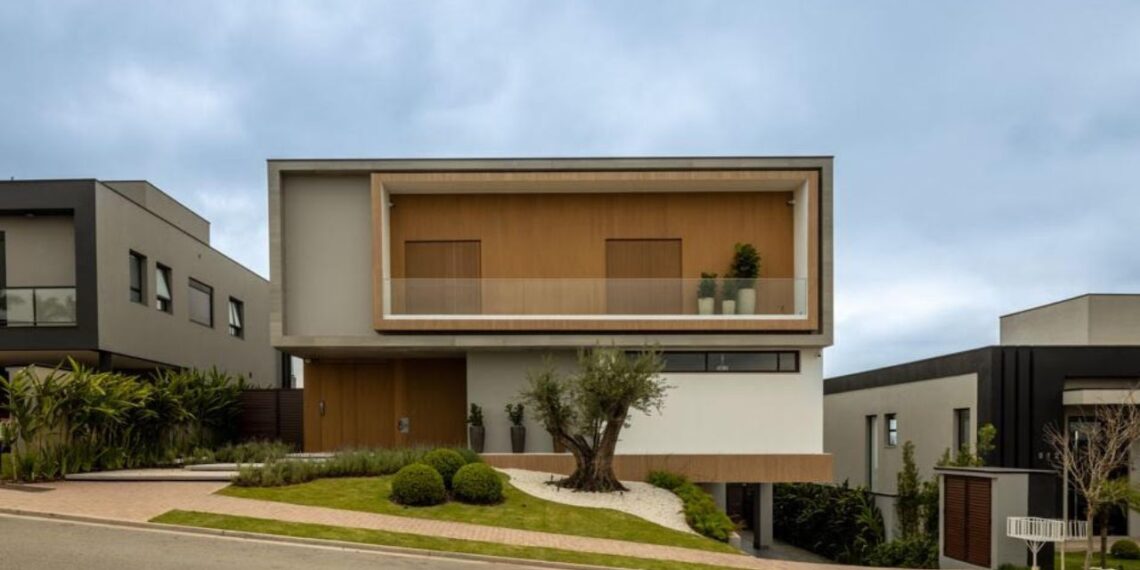 Nesta residência na Granja Viana (SP), os arquitetos Mariana Meneghisso e Alexandre Pasquotto realizaram desde a escolha do terreno até o estudo detalhado da topografia a fim de garantir o melhor aproveitamento da vista, da luz natural e das possibilidades que o lugar poderia oferecer | Projeto Meneghisso & Pasquotto Arquitetura | Foto: JP Image