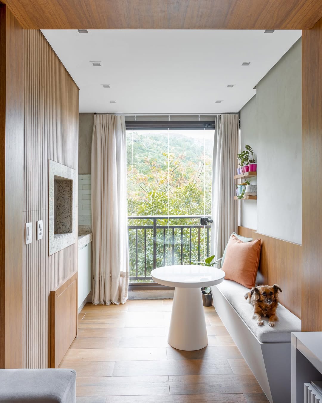 Varanda gourmet pequena: 4 projetos que provam que tamanho não limita o conforto