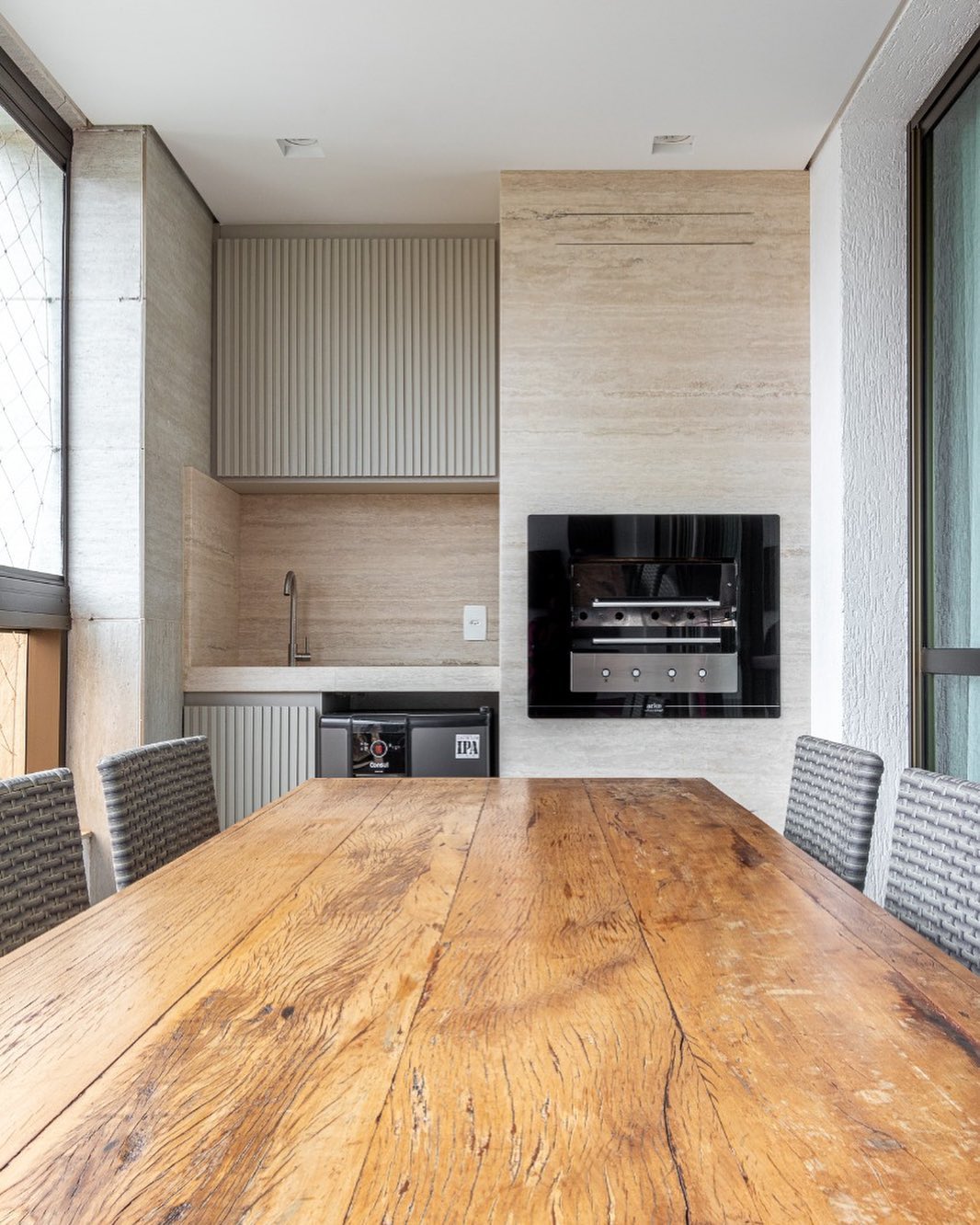 Varanda gourmet pequena: 4 projetos que provam que tamanho não limita o conforto