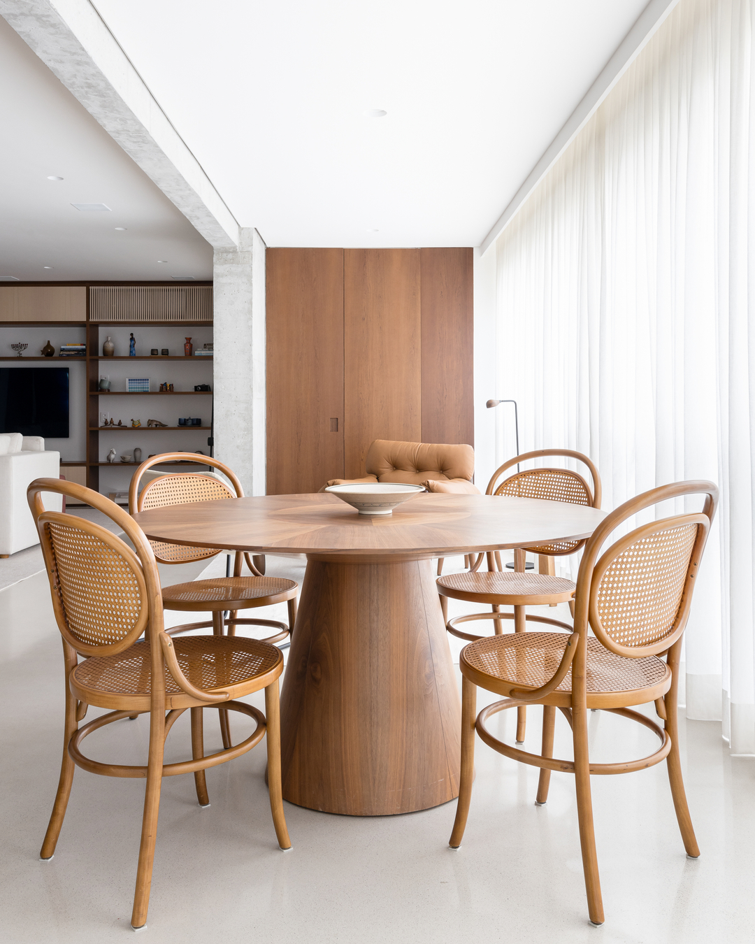 Integração total redefine apartamento de 290 m² na Vila Nova Conceição