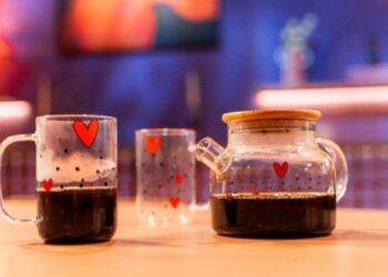 Chaleira e canecas Heart, da Wolff, compõem o cenário do reality Love Taste – Receita para o Amor, levando afeto, design e funcionalidade para a cozinha do programa. Foto: Divulgação.