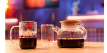 Chaleira e canecas Heart, da Wolff, compõem o cenário do reality Love Taste – Receita para o Amor, levando afeto, design e funcionalidade para a cozinha do programa. Foto: Divulgação.