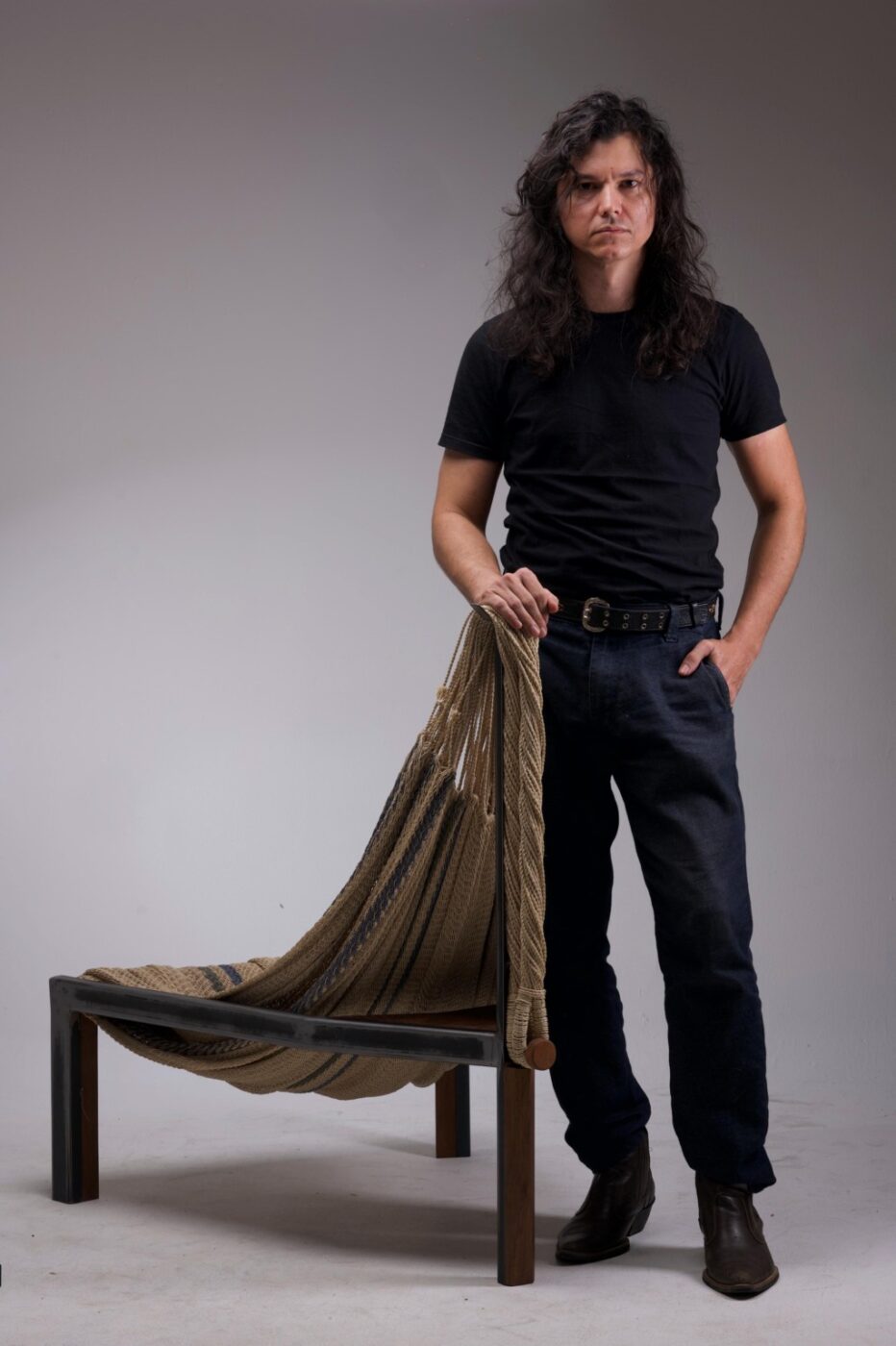 Mobiliário assinado por artista roraimense ganha destaque em galeria nos Estados Unidos e projeta o design amazônico no exterior