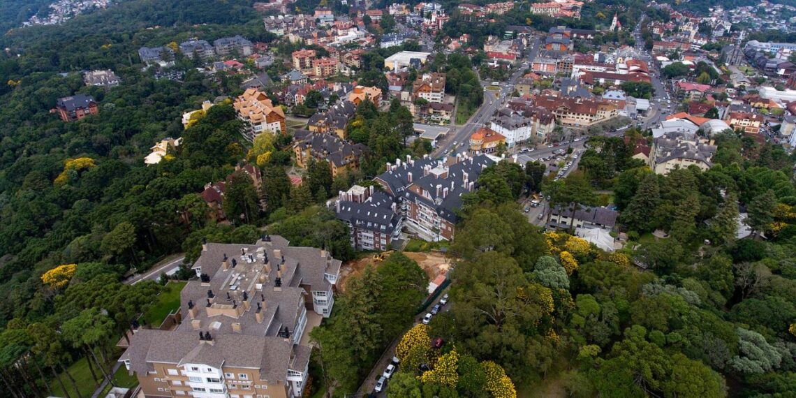 Por MTur Destinos - Renato Soares_Vista aerea da Av das Hortencias_Gramado_RS, Domínio público,