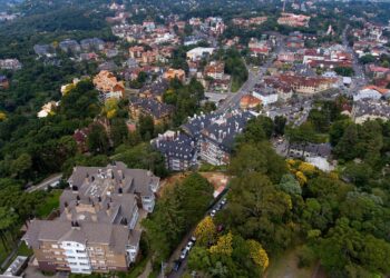 Por MTur Destinos - Renato Soares_Vista aerea da Av das Hortencias_Gramado_RS, Domínio público,